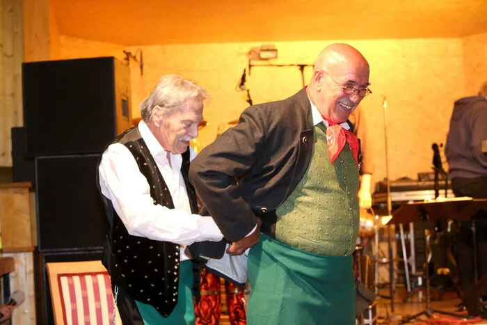 Viel Beifall gab es auch für das von der Fernsehserie “Schloss am Wörthersee“ bekannte „Hausmeister-Duo“ Otto Retzer &amp; Adi Peichl als "Josip und Malek" (am Foto von rechts), das mit einem Sketch für Begeisterung sorgte.