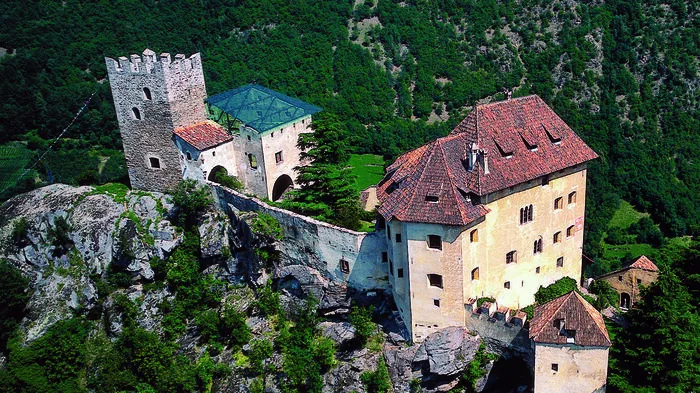 Juval - Messners Sommerresidenz und eines der sechs Messner-Mountain-Museums in Südtirol.