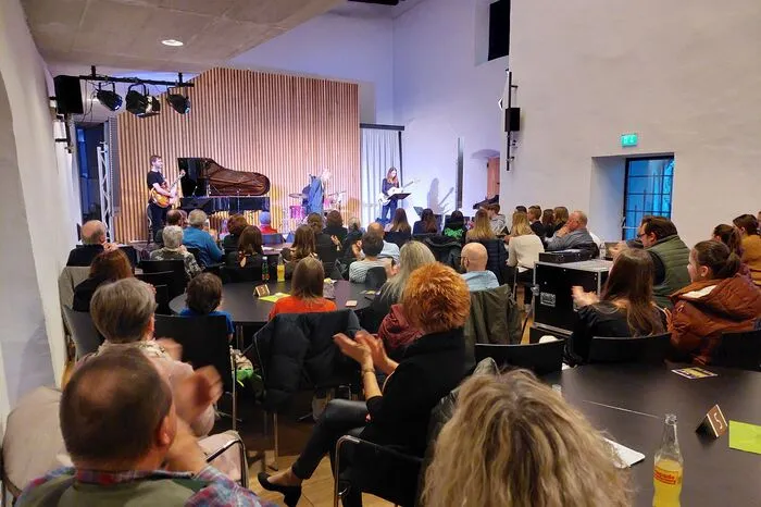 Jutta Scherübel, Gesangslehrerin am Gymnasium, organisierte die Veranstaltung zusammen mit ihrem Kollegen Thomas Schleimer. „Ich wollte, dass die Leute ein tolles Gesangserlebnis haben“, sagt Scherübel.