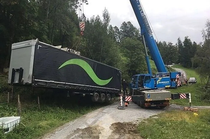 Am Donnerstagabend, dem 14. September, wollte ein Lkw-Lenker aus Bulgarien mit seinem Sattelschlepper einen Betrieb in Kainach beliefern. Dabei wurde er vom Navigationsgerät über eine schmale, kurvenreiche Gemeindestraße gelotst. 