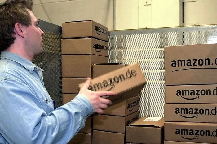Nach dem Platzen der Dotcom-Blase musste Amazon 1300 Mitarbeiter entlassen, die Aktie stürzte auf sechs Dollar ab. Aber schon 2002 schrieb Amazon erstmals schwarze Zahlen. Bezos erwarb weitere Unternehmen, wie einen Online-Schuhhandel und andere Wettbewerber.