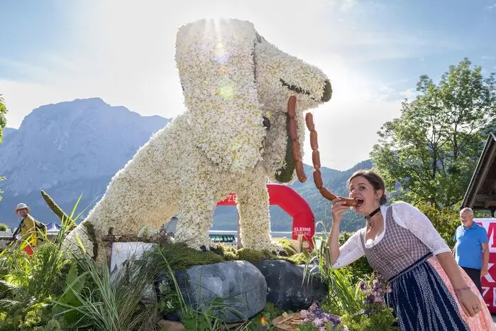 Narzissenfest 2025, Altaussee, Bootscorso
Bild zeigt: Figur Sumpf Dackel/Grundlsee grüßt Altaussee