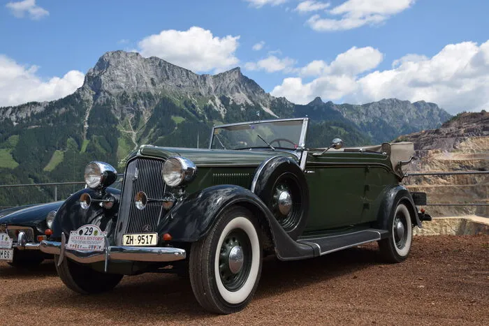Die Oldtimer sind übrigens weit gereist. „Wir haben bei der Rundfahrt immer wieder Teilnehmer aus aller Herren Länder“, sagt Kurt Dichtl, Präsident des Automobil Veteranen Club Austria (AVCA).