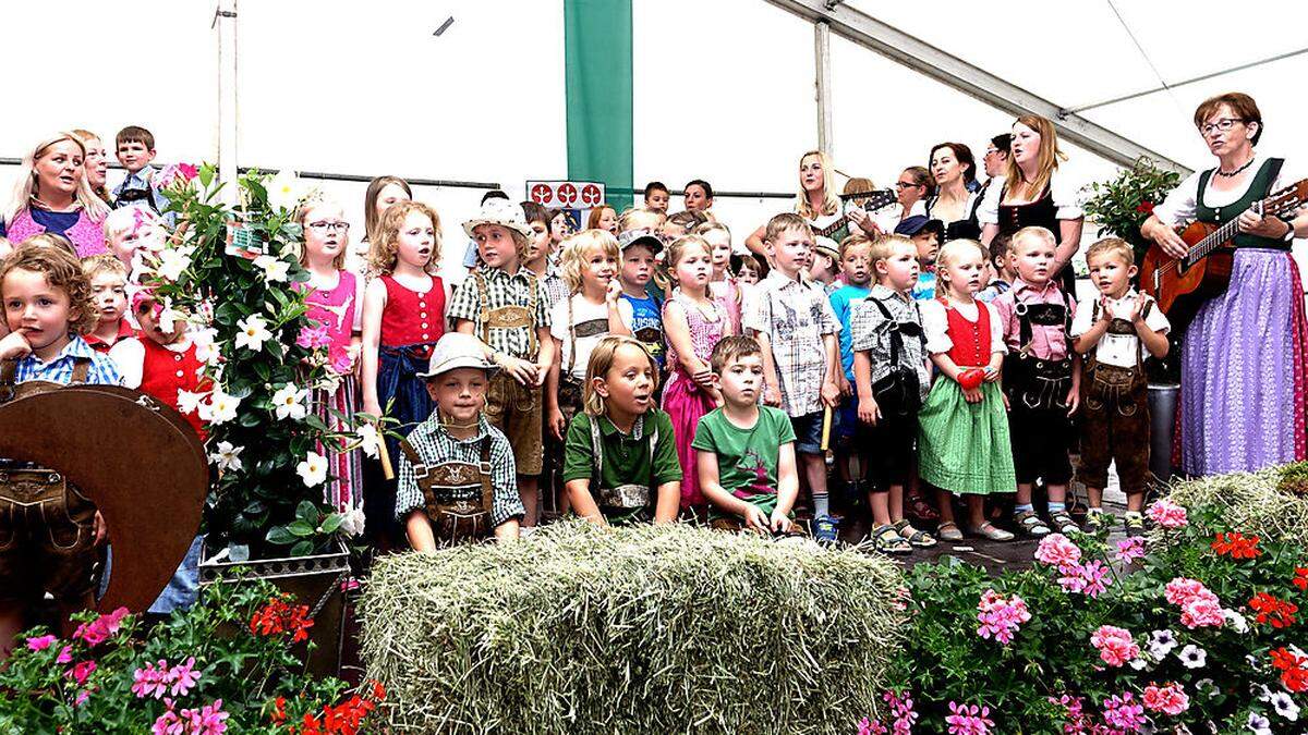 Kinder aus beiden Ortsteilen umrahmten die Feier 