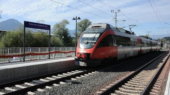 Ein Zug steht in einem Bahnhof