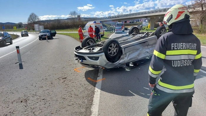 Beim Zusammenstoß überschlug sich eines der beiden Fahrzeuge
