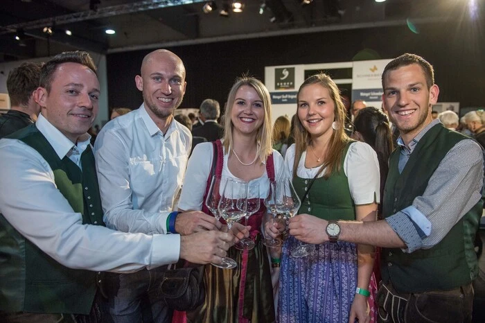 Nein, Jahrgangspräsentation des Steirischen Weins! Die ist heuer viel kleiner als sonst ausgefallen, statt der Stadthalle wurde im Obergeschoß der Messehalle A angestoßen. Dafür umso herzlicher ...