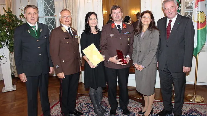 Ehrung in der Grazer Burg: Wirtschaftskammer-Präsident Josef Herk, Landesbranddirektor Albert Kern, Karin und Karl Gößler, Landesrätin Doris Kampus (SPÖ) und Landeshauptmann Hermann Schützenhöfer (ÖVP – von links)