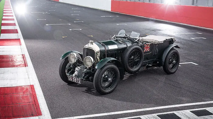 Rennerfolge schmieden Autolegenden. Der Bentley Blower allerdings wurde zum Mythos gerade, weil er das 24-Stunden-Rennen von Le Mans nicht gewonnen hatte. Und das kam so: In den 1920er-Jahren dominierten die "Bentley-Boys" - 16 Herrenfahrer - das Langstreckenrennen. Einer von ihnen, Woolf Barnato, kaufte 1925 kurzerhand den Autobauer, als er vor dem Bankrott stand, ein anderer, Tim Birkin, baute seinen eigenen Bentley.
