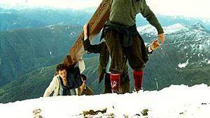 Die &quot;Lurnfelder Bergkameraden&quot; beim beschwerliche Transport des Gipfelkreuzes 1971