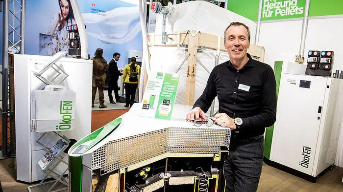 Peter Schweighofer von der Firma “ÖkoFen“ vor dem platzsparenden Pellets-Lager. Der Gewebetank kann sowohl in feuchten Kellerräumen als auch im Freien oder in einem Carport aufgestellt werden. Dieser bietet Platz für den durchschnittlichen Pellets-Jahresbedarf für ein Einfamilienhaus.