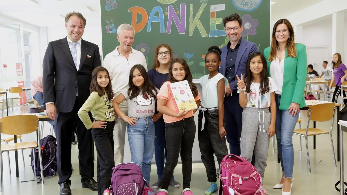 Caritasdirektor Ernst Sandriesser und Roberta Striedinger von der Caritas (beide rechts) danken Siegfried Huber (links) für die langfristige Unterstützung der Lerncafés 