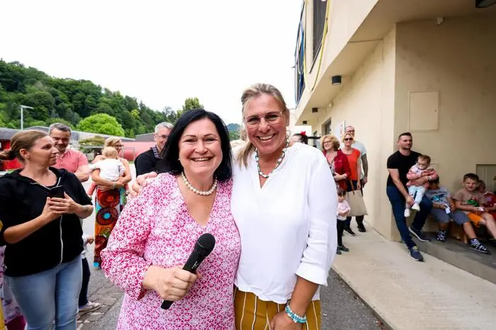... begrüßt jedes Kind gemeinsam mit der neuen Klassenlehrerin persönlich.