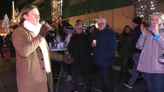 Trotz frostiger Temperaturen am Eislaufplatz in der Köflacher Innenstadt waren sehr viele Zuhörer, unter ihnen Bürgermeister Helmut Linhart und Gemeinderat Hans-Jörg Trutzenberger zum Konzert am Eis gekommen.  