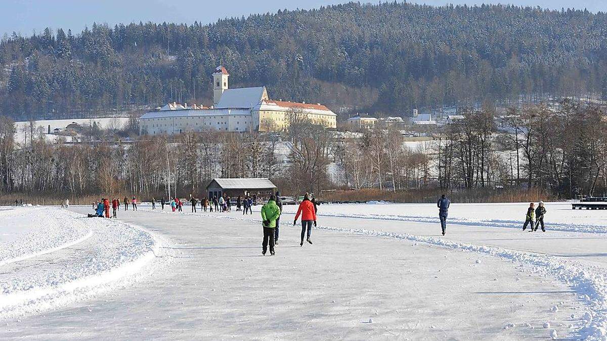 Der Längsee wird von Eisläufern wegen seiner landschaftlichen Kulisse und der sonnigen Lage geschätzt 