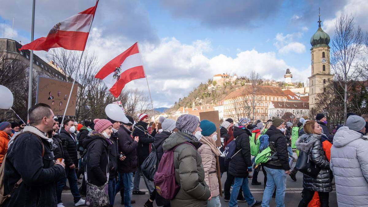 Die Demonstrantinnen und Demonstranten versammelten sich vor dem Grazer Hauptbahnhof