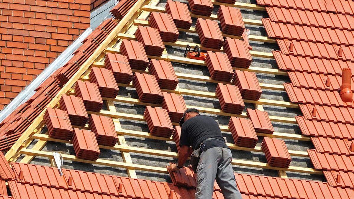 Die Dachdeckerarbeiten (Symbolbild) sind mangehaft durchgeführt worden