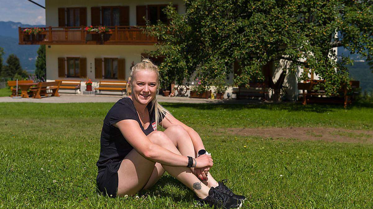 Skifahrerin Katharina Truppe vor dem heimatlichen &quot;Zwanzgerhof&quot; hoch über dem Faaker See