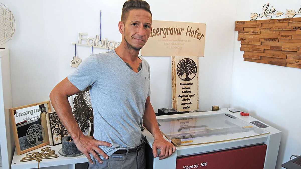 Andreas Hofer vor dem Lasergraviergerät in Gersdorf