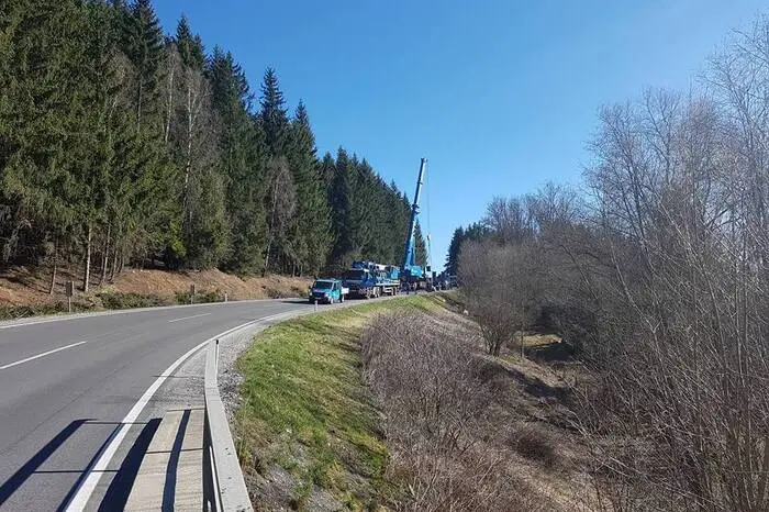 Ein 32.000 Kilogramm schwerer Holzhäcksler wich einem entgegenkommenden Lkw aus, geriet dabei auf das erst kürzlich frisch errichtete Bankett. Dieses gab unter dem Gewicht des Fahrzeugs nach.  