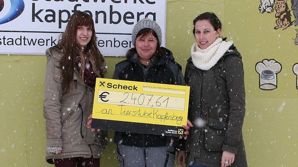 Denise Nierer (l.) und Christina Pölzl (r.) überreichten den Scheck an Monika Fritz von der Tierstube