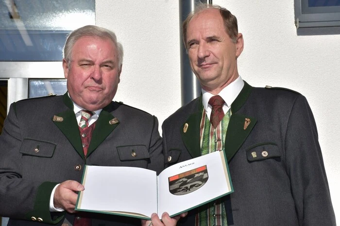 Im Zuge der Feierlichkeiten wurde der fusionierten Gemeinde von Landeshauptmann Hermann Schützenhöfer ein neues Wappen überreicht.