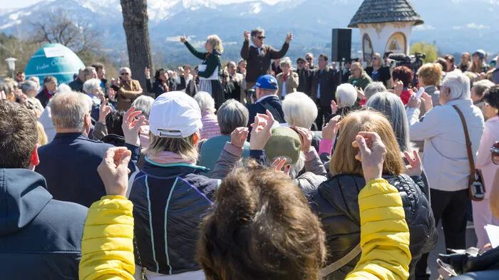 Eine liebgewordene Ostertradition ließ auch heuer nicht auf sich warten. In Villach fand beim Marterl in Drobollach am Faaker See das Ostersingen statt.