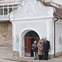 Hermann Pitow, Susanne Kaltenegger und Pater Clemens Grill (v.l.) vor der restaurierten Kapelle