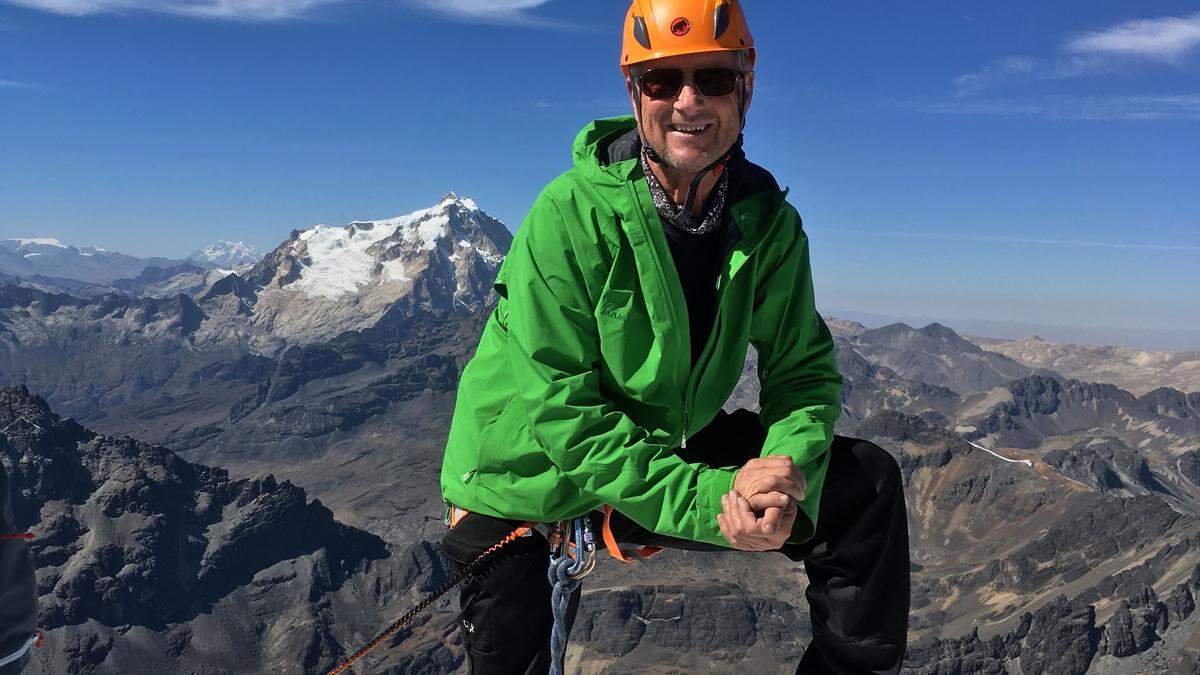 Bergsteiger Karl Selden auf dem Pequeño Alpamayo, ein 5430 Meter hoher Berg in Bolivien