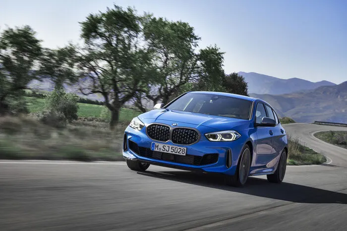 Unter die Haube werden Drei- und Vierzylindermotoren arbeiten: Zum Marktstart stehen drei Diesel und zwei Benziner mit einer Leistungsspanne von 116 beim 116d bis 306 PS beim M135i xDrive zur Verfügung – Allradantrieb ist nicht nur beim Topmodell erhältlich. Dahinter steht ein Turbobenziner mit 2 Litern Hubraum und vier Brennräumen, der sich beim Verbrauch im Schnitt beim 6,8 Litern (155 g CO2/km) einpendeln soll.