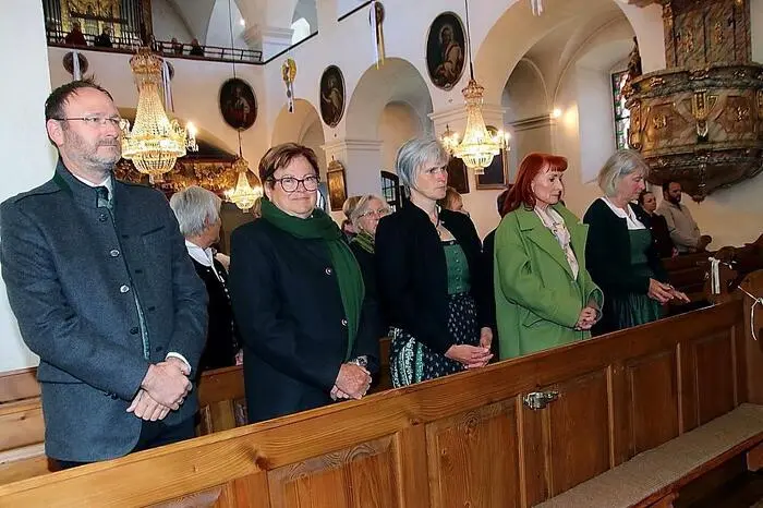Zum Abschluss der Messe sprachen Maria Murgg, Pfarrgemeinderatsvorsitzender Gottfried Gruber und Bürgermeister Bernd Gratzer, sowie die Landesvorsitzende der Katholischen Frauenbewegung, Lydia Lieskonig, Gruß- und Dankesworte. Der Generalvikar überreichte an die Obfrau eine vom Diözesanbischof Wilhelm Krautwaschl gezeichnete Dankesurkunde.