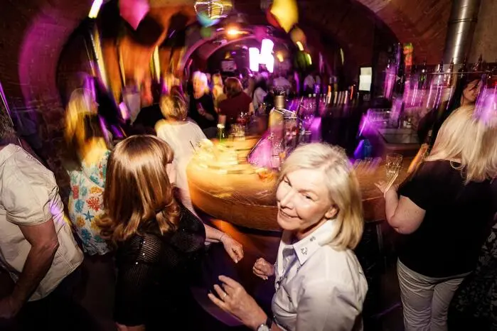 ... bei der Premiere der „Silberdisko“, eine Tanzparty für Menschen ab 55 - übrigens ohne Ausweiskontrolle ...