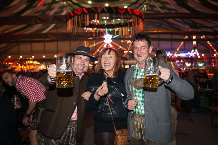 Die Herren der Schöpfung stemmten beherzt die Krüge.