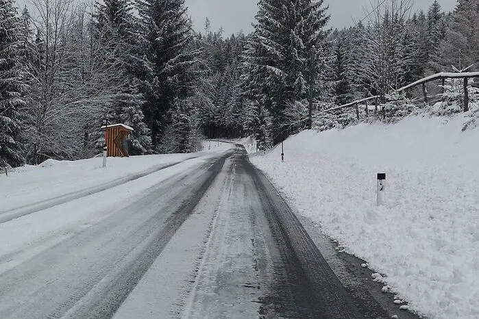 Winterliche Straßenverhältnisse auf der Pack