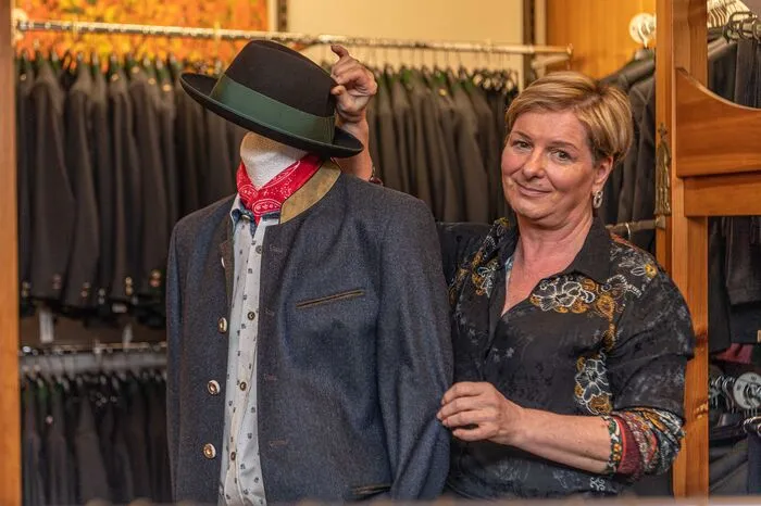 Monika Götzner, Trachten Rollett (Kaiser-Franz-Josef-Kai): "Beim Oberlandlerball ist mehr Tradition gefragt als beim Bauernbundball, da geht es sehr modern zu"