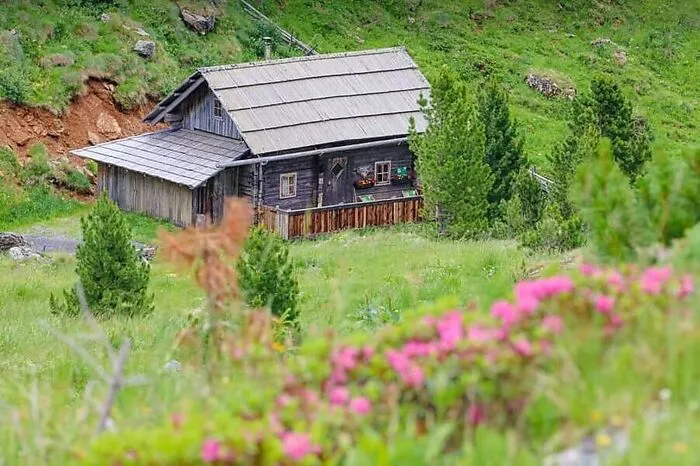Die Grubenbauer Hütte von Franz Gruber in Winkl 6 in der Reichenau lockt mit Entspannung für Körper und Geist. Geschlafen wird in originalen Zirbenbetten, auf Wunsch kann ein Zirm- oder Almheupolster erworben werden. Alle dafür notwendigen Materialien werden jedes Jahr dort vor Ort frisch geerntet. Für zusätzliches Wohlbefinden sorgt die Lärchenholz-Badewanne. Die renovierte Grubenbauer Hütte besticht mit uriger Einrichtung und einer tollen Lage inmitten der Kärntner Nockberge.