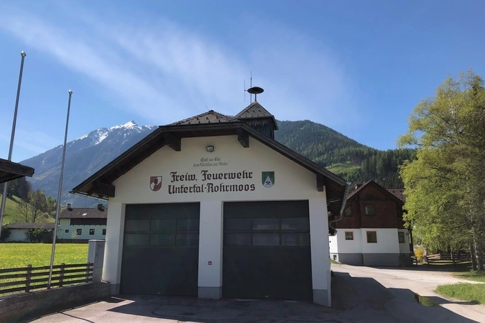 In den 90er Jahren wurde der Garagenteil dazu gebaut, Platz war aber in den letzten Jahren durchaus Mangelware