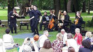 Les Musiciens de Saint-Julien lockten in den &quot;irischen&quot; Schlosspark