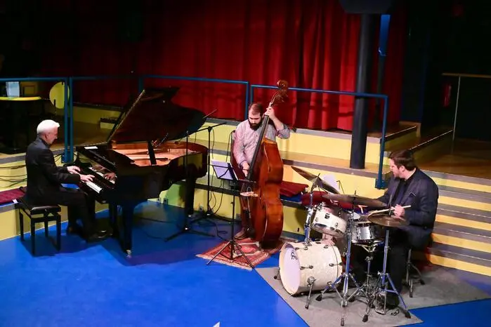 Gemeinsam mit dem kroatischen Bassisten Hrvoje Kralj und dem ukrainischen Schlagzeuger Oleg Markov bot das Trio im Theaterkeller einen Jazzabend der Sonderklasse, zu hören waren auch einige Eigenkompositionen.
