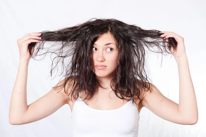 Trockenshampoo verwenden. Trockenshampoos lassen die Haare sauber und frisch wirken und sorgen zusätzlich für mehr Volumen und Struktur im Haar. Bitte achten Sie aber auf die Inhaltsstoffe der Trockenshampoos um Reizungen zu vermeiden.