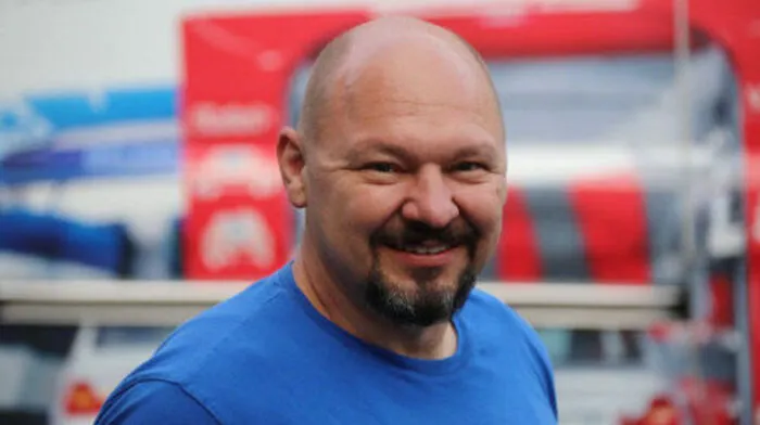 Markus Hödl, Eichfeld bei Mureck, Waschanlagentechniker: „Ich war noch nie stempeln, die Arbeit hat mich immer gefunden. Sie bedeutet für mich und meine Familie Wohlstand. Wenn dann noch die Freude dazu kommt, ist es optimal. Ich habe zwar einen Chef, kann mir aber meine Arbeitszeit flexibel einteilen und bin somit auch mein eigener Chef. Ich bin gerne unterwegs und da ich österreichweit 26 Anlagen betreue, komme ich viel herum. Mir gefällt auch sehr, dass ich bei meiner Arbeit viele Leute und neue Orte kennenlerne.“