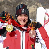 Matthias Mayer mit seinen zwei Medaillen in Peking - der "Mr.