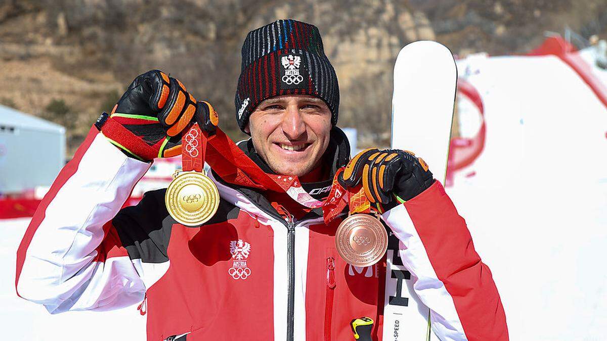 Matthias Mayer mit seinen zwei Medaillen in Peking - der &quot;Mr. 