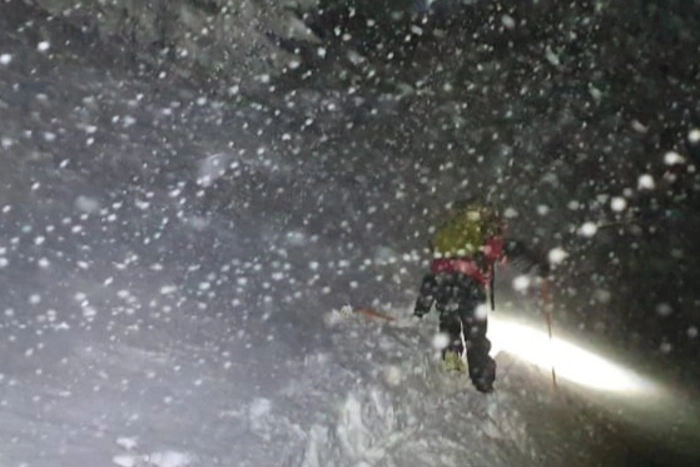Ein Bergretter im Aufstieg, die Einsatzkräfte waren in teils hüfthohem Schnee unterwegs