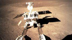Der Rover Yutu-2 auf Erkundungsfahrt auf dem Mond