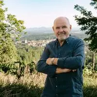 „Heimat ist das Behagliche und Abgründige“: August Schmölzer in seinem weststeirischen Weingarten