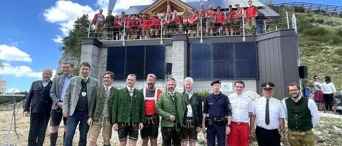 Aufstellung zur Einweihung: Ehrengäste und die Mitglieder der Bergrettung Ausseerland