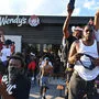 Der Platz vor dem Restaurant Wendys ist der Tatort der Tötung und jetzt Schauplatz der neuerlichen Proteste gegen strukturellen Rassismus und Polizeigewalt.
