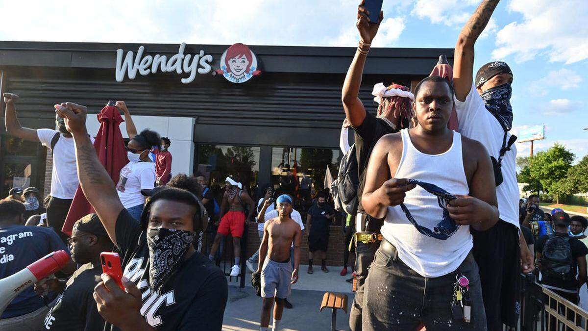Der Platz vor dem Restaurant Wendys ist der Tatort der Tötung und jetzt Schauplatz der neuerlichen Proteste gegen strukturellen Rassismus und Polizeigewalt.
