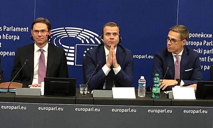 Will auch kandidieren: Alexander Stubb (rechts, im Bild mit Kommissions-Vizepräsident Jyrki Katainen - der offensichtlich den selben Krawatten-Geschmack hat - und dem finnischen Finanzminister Petteri Orpo)
